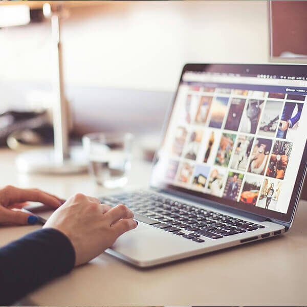 Online-Marketing-2 Computer screen displaying social media images and marketing content, optimized for digital marketing and online visibility.